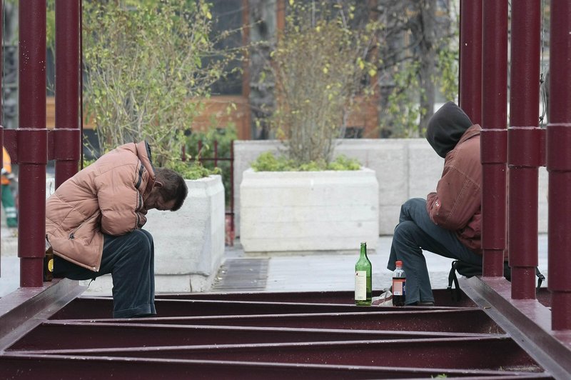 Bi morali v Ljubljani zaradi vse bolj perečega problema brezdomstva prepovedati uživanje alkohola na javnih površinah? (foto: Tina Kosec/Bobo)