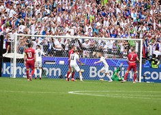 FOTO in VIDEO: Pogačarjev trg zavzeli navijači, tekma je izenačena