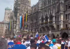 München kaj takšnega še ni videl: trume slovenskih navijačev zavzele Marienplatz (VIDEO)