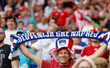 Slovenija v pričakovanju: naši nogometaši se bodo danes borili proti Srbom