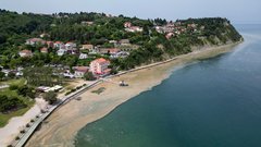 Neverjetno ogabni prizori slovenskega morja: bi si sploh upali zaplavati? (FOTO)