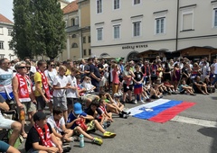 FOTO: Pogačarjev trg zavzeli navijači, srce bije za naše nogometaše