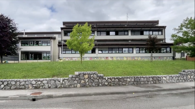 Policija zaradi pretepa na OŠ Velika Dolina na tožilstvo podala kazenski ovadbi zoper dva mladoletnika (foto: Facebook/RTVSLO.si/posnetek zaslona)