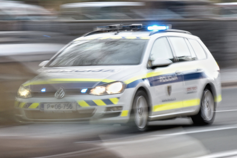 44-letni Ptujčan se je fizično znesel nad otrokom, poškodoval starejšo žensko, nato pa še dva policista (foto: Žiga Živulovič jr./Bobo)