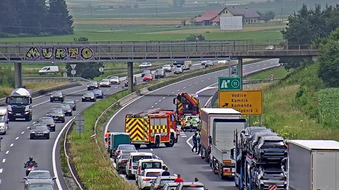 Pozor! Gorenjska avtocesta zaradi nesreče delno zaprta (foto: Facebook Promet.si)