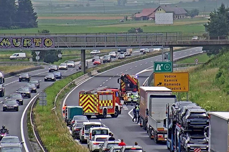 Pozor! Gorenjska avtocesta zaradi nesreče delno zaprta (foto: Facebook Promet.si)