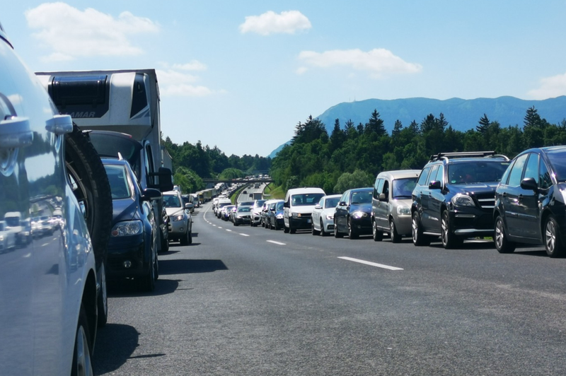 Na slovenskih avtocestah daljši zastoji: ponekod se pot podaljša tudi za uro in pol (foto: Aljoša Rehar/STA)