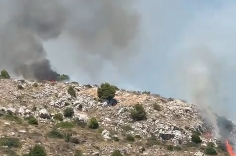 Nad Dubrovnikom vzplamenel močan ogenj: širi se z veliko hitrostjo in požira vse pred seboj (foto: Omrežje X/posnetek zaslona)