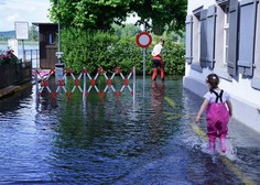 Po uničujočih poplavah: žensko rešili izpod kamenja in blata (dve osebi še pogrešani)