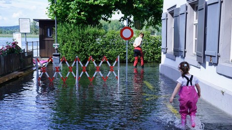 Po uničujočih poplavah: žensko rešili izpod kamenja in blata (dve osebi še pogrešani)