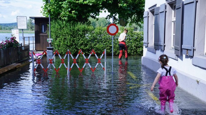 Po uničujočih poplavah: žensko rešili izpod kamenja in blata (dve osebi še pogrešani) (foto: Profimedia)