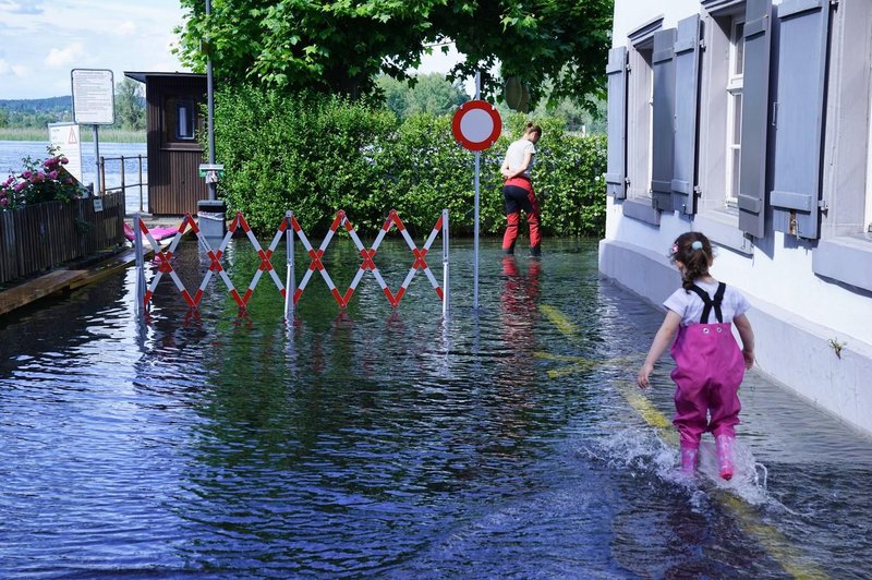 Po uničujočih poplavah: žensko rešili izpod kamenja in blata (dve osebi še pogrešani) (foto: Profimedia)