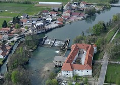 Med vejami ob strugi Ljubljanice našli truplo