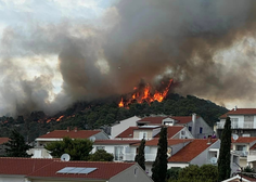 Požar nad glavnim mestom med Slovenci priljubljenega hrvaškega otoka: gasilci vso noč niso zatisnili očesa