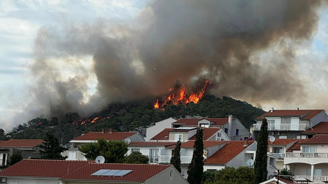 Požar nad glavnim mestom med Slovenci priljubljenega hrvaškega otoka: gasilci vso noč niso zatisnili očesa (foto: Facebook/Suzana Miličić)