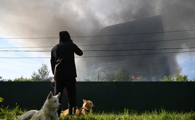 V poslovni stavbi izbruhnil obsežen požar (umrlo najmanj osem ljudi)