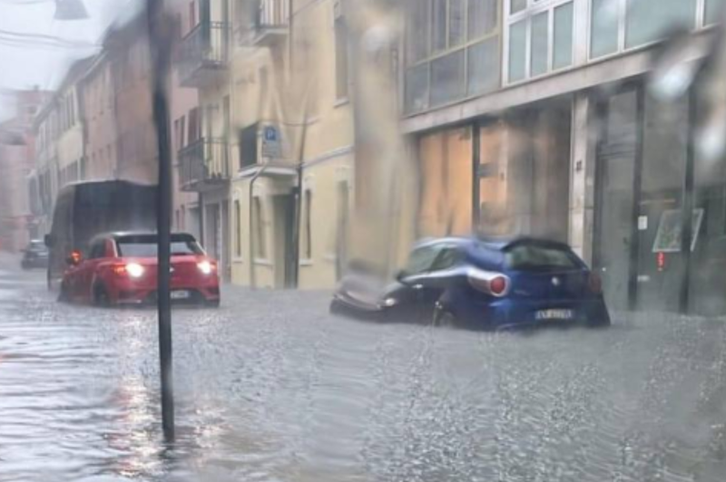 Huda ura na nebu, drama na tleh: več kot 200 klicev na pomoč, avtomobili pod vodo, opazili celo tornado! (foto: X/posnetek zaslona)