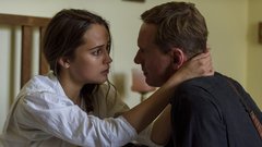 par ljubezen žalost pogovor tolažba Michael Fassbender Alicia Vikander