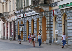 Kaj se dogaja s hollywoodsko zvezdo? Še pred kratkim je bil v Sloveniji, zdaj v Zagrebu kot brezdomec sedi na tleh (FOTO)