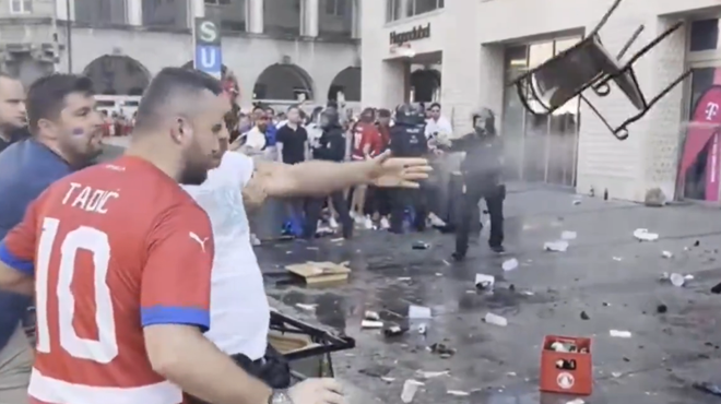 VIDEO: Leteli stoli in steklenice, srbski navijači poškodovali več nemških policistov (posnetki izgredov so preplavili splet) (foto: X/Royal Castriotta/posnetek zaslona)