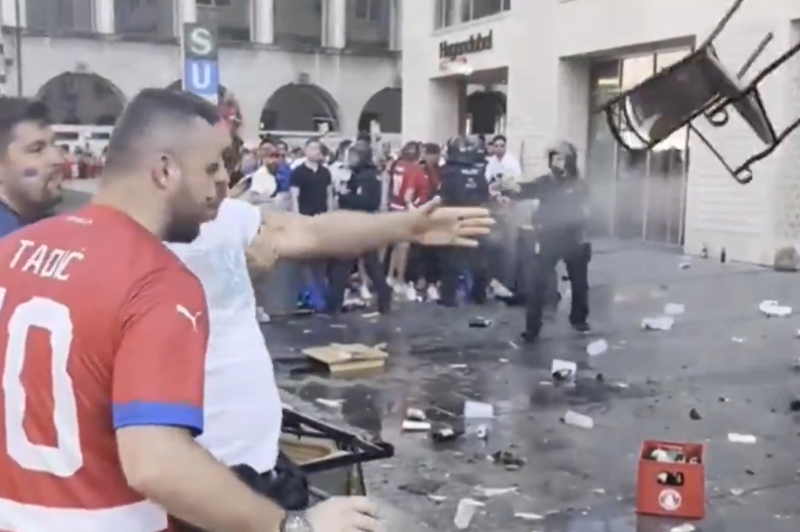 VIDEO: Leteli stoli in steklenice, srbski navijači poškodovali več nemških policistov (posnetki izgredov so preplavili splet) (foto: X/Royal Castriotta/posnetek zaslona)