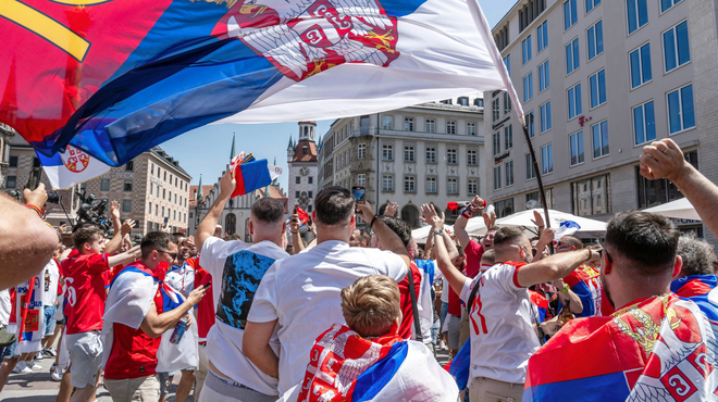 Jeza in razočaranje srbskih navijačev: svoje nogometaše izžvižgali in v njih metali plastične kozarce (foto: Profimedia)