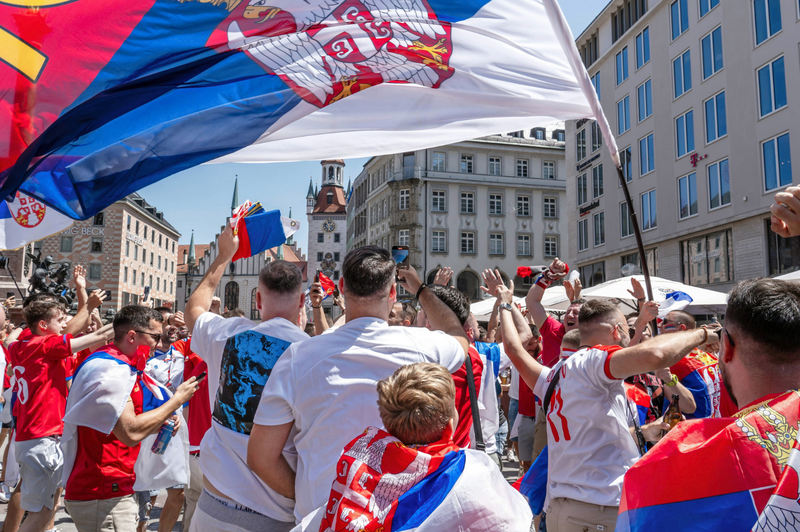 Jeza in razočaranje srbskih navijačev: svoje nogometaše izžvižgali in v njih metali plastične kozarce (foto: Profimedia)