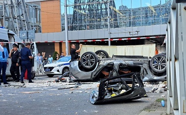 S tretjega nadstropja trgovskega centra zapeljal v smrt: v avtomobilu noseča ljubica in sin (FOTO)