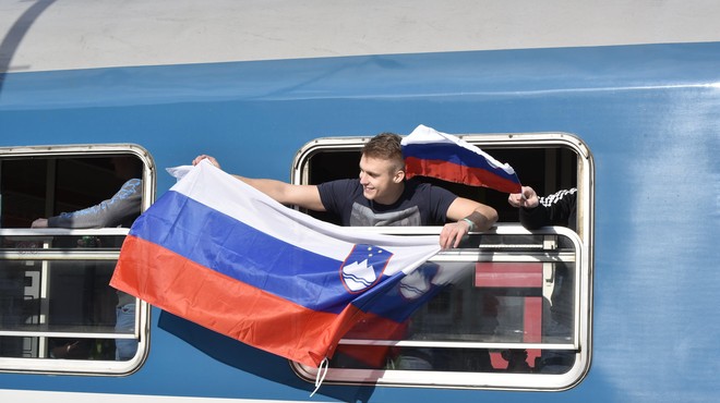 Navijači se pripravljajo na ponedeljkovo nogometno tekmo, kako priti do Frankfurta? (foto: Ziga Zivulovic jr.)