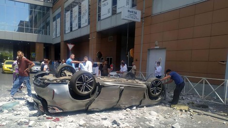 S tretjega nadstropja trgovskega centra zapeljal v smrt: v avtomobilu noseča ljubica in sin (FOTO)