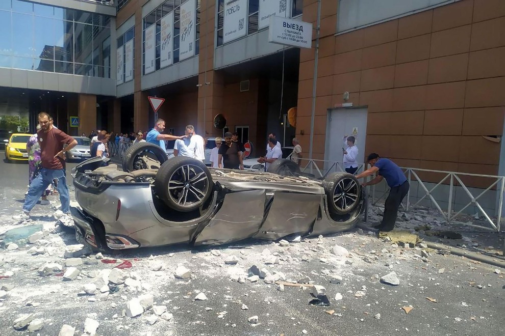 S tretjega nadstropja trgovskega centra zapeljal v smrt: v avtomobilu noseča ljubica in sin (FOTO)