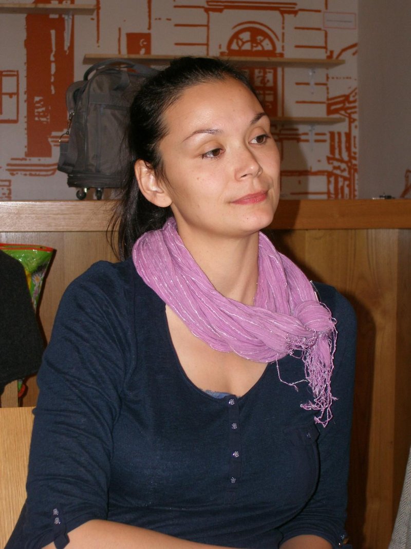 Alja Kapun Cvetko na novinarski konferenci ptujskega gledališča leta 2013.