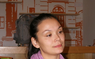 Alja Kapun Cvetko na novinarski konferenci ptujskega gledališča leta 2013.
