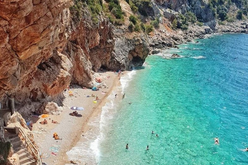 Skriti biser pri južnih sosedih: odročna plaža, ki se je uvrstila na seznam najlepših v Evropi (foto: Twitter/ViktorPrvi)