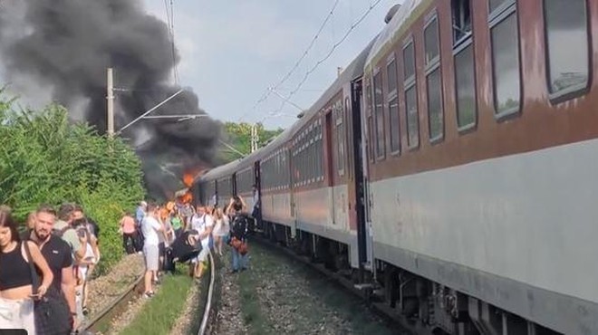 Huda nesreča: več smrtnih žrtev v trčenju vlaka in avtobusa (foto: Omrežje X/CzechRailGuide/posnetek zaslona)