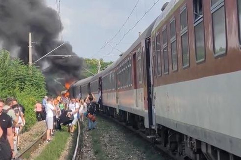 Huda nesreča: več smrtnih žrtev v trčenju vlaka in avtobusa (foto: Omrežje X/CzechRailGuide/posnetek zaslona)