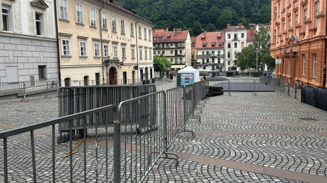 Kaj se dogaja v središču Ljubljane? Postavljene so ograje, pripravljajo se na ... (FOTO) (foto: Uredništvo)