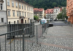 Kaj se dogaja v središču Ljubljane? Postavljene so ograje, pripravljajo se na ... (FOTO)