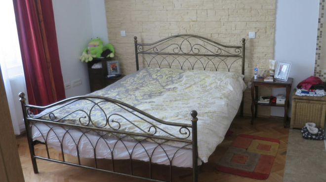 Predrznost najemodajalcev ne pozna meja: v tej spalnici ne boste samo spali, temveč ... (FOTO) (foto: Nepremičnine.net/posnetek zaslona)