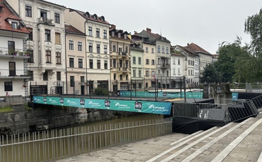 Kaj se dogaja v središču Ljubljane? Postavljene so ograje, pripravljajo se na ... (FOTO)