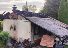 Požar zajel hišo v Sevnici: nastalo za več deset tisoč evrov škode, lastnico oskrbeli reševalci
