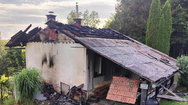 Požar zajel hišo v Sevnici: nastalo za več deset tisoč evrov škode, lastnico oskrbeli reševalci (foto: Facebook/PGD Sevnica)