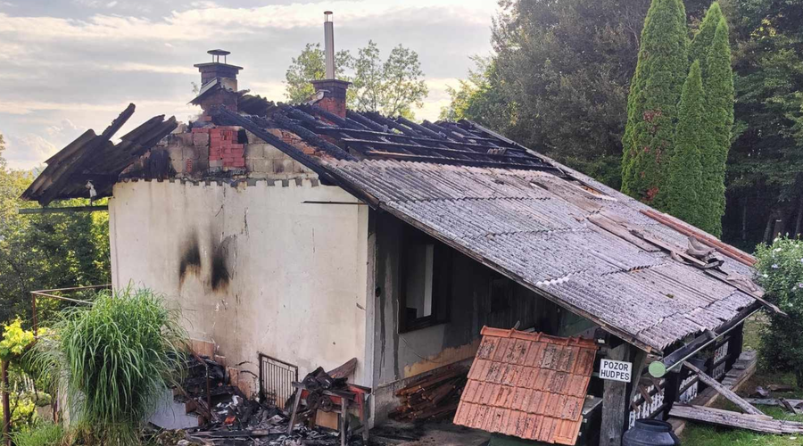 Požar zajel hišo v Sevnici: nastalo za več deset tisoč evrov škode, lastnico oskrbeli reševalci (foto: Facebook/PGD Sevnica)