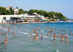 Obiskovalcem priljubljene hrvaške plaže prekipelo, množično odhajajo domov
