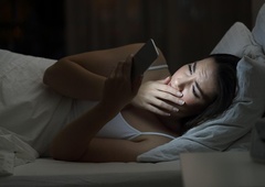 Presenetljivo odkritje! Uporaba mobilnega telefona ponoči lahko poveča nastanek te nevarne bolezni