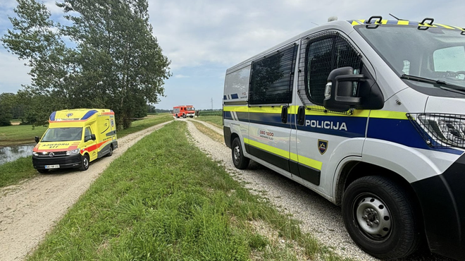 Nesreča s smrtnim izidom: voznik štirikolesnika zapeljal s poti in se prevrnil v vodo (foto: PGD Ljutomer)