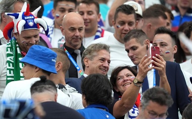 Tokrat ga ni varovala Tina: Robert Golob se je pomešal med slovenske navijače, poglejte, kdo je bil ob njem (FOTO)