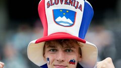 Tokrat ga ni varovala Tina: Robert Golob se je pomešal med slovenske navijače, poglejte, kdo je bil ob njem (FOTO)