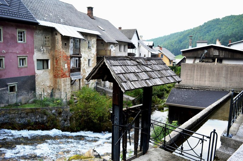 Žuborenje potoka Kroparica, ki teče skozi mesto, je tudi zelo pomirjajoče.