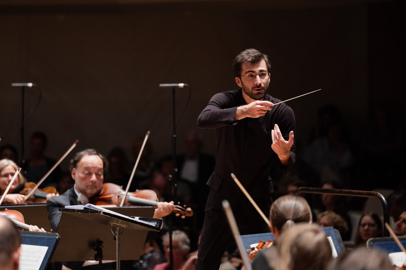 Gruzijski dirigent Kahi Solomnišvili v sezoni 2024/25 prevzema mesto glavnega dirigenta Orkestra Slovenske filharmonije.